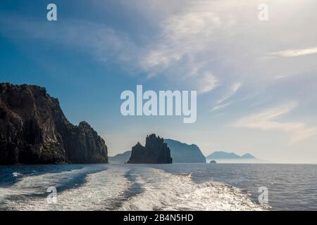 Isola Di Basiluzzo, Scoglio Spinazzola Rock, Panarea, Isole Eolie, Isole Eolie, Mar Tirreno, Italia Meridionale, Europa, Sicilia, Italia Foto Stock