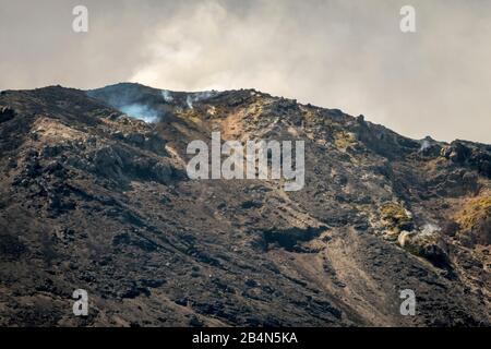 Il vulcano Stromboli con nube di fumo, Lipari, Isole Eolie, Isole Eolie, Mar Tirreno, Italia Meridionale, Europa, Sicilia, Italia Foto Stock