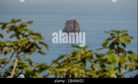 Strombolicchio, la scogliera a torre di fronte al vulcano Stromboli con faro, Lipari, Isole Eolie, Isole Eolie, Mar Tirreno, Italia Meridionale, Europa, Sicilia, Italia Foto Stock