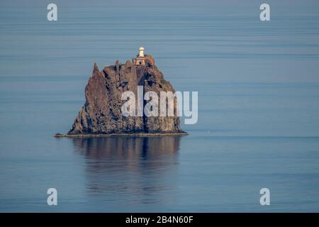 Strombolicchio, la scogliera a torre di fronte al vulcano Stromboli con faro, Lipari, Isole Eolie, Isole Eolie, Mar Tirreno, Italia Meridionale, Europa, Sicilia, Italia Foto Stock