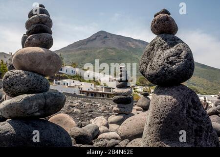 Formazione Di Pietre Sulla Spiaggia Di Ficogrande, Stromboli, Isole Eolie, Isole Eolie, Mar Tirreno, Italia Meridionale, Europa, Sicilia, Italia Foto Stock