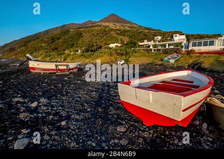 Barche da pesca sulla spiaggia, Stromboli, Isole Eolie, Isole Eolie, Mar Tirreno, Italia Meridionale, Europa, Provincia di Messina, Italia Foto Stock