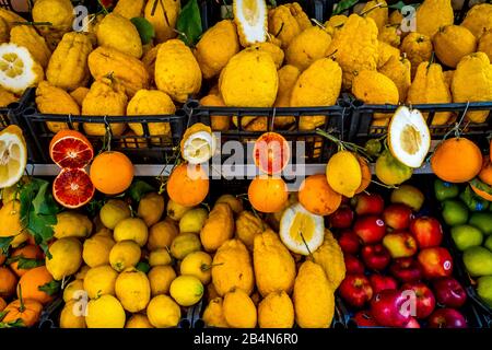 Stand e cesti di vendita, arance, limoni e frutta, Taormina, Italia meridionale, Europa, Sicilia, Italia Foto Stock