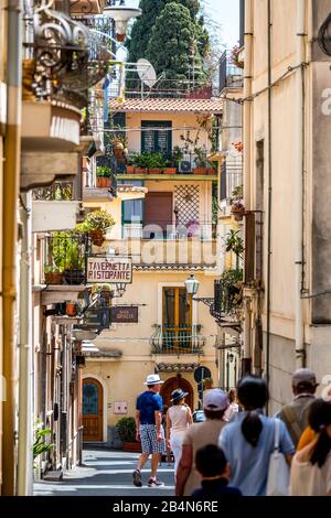 Vicolo pittoresco e balconi con piante a Taormina, Italia meridionale, Europa, Sicilia, Italia Foto Stock