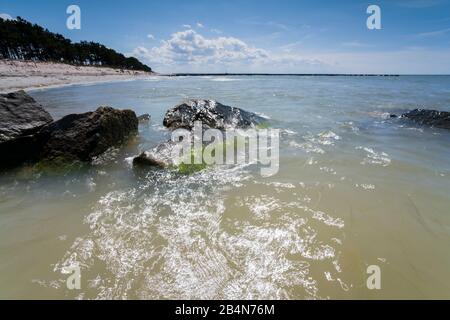 Mar Baltico in serata luce, lunga esposizione, spiaggia con pietre che vengono lavate dall'acqua, Foto Stock