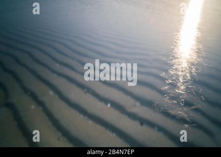 Der Strand an der Ostsee mit Spiegelung bei abendlichem Licht und langer Belichtung, untergehende Sonne Foto Stock