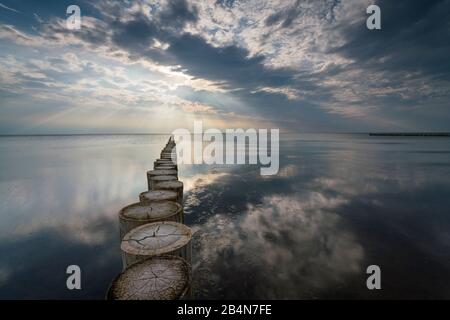 Mar Baltico in serata luce, lunga esposizione, tramonto, nuvole scure, una zona a bassa pressione è in corso Foto Stock