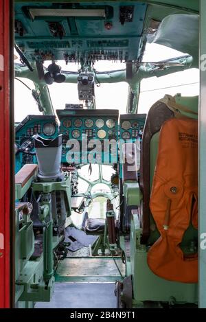 Germania, Sassonia-Anhalt, Magdeburg, Tupolew 134, pozzetto, aereo della compagnia aerea GDR "INTERFLUG", è presente nel campo aereo di Magdeburg dal 2004. Foto Stock