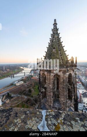 Deutschland, Sachsen-Anhalt, Magdeburg, Blick auf den Südturm des Doms, Sonnenuntergang am Horizont. Foto Stock