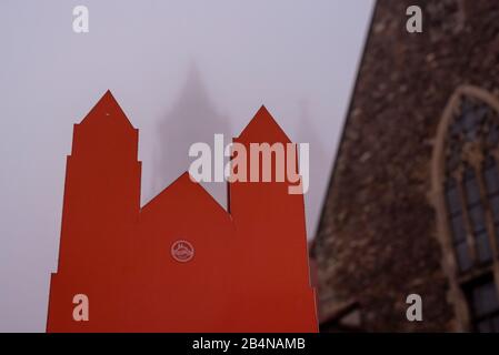 Deutschland, Sachsen-Anhalt, Magdeburg, Dom zu Magdeburg, Schild, Türme des Doms liegen im Nebel . (1520 wurde der Dombau nach 311 Jahren Bauzeit Foto Stock