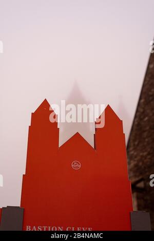 Deutschland, Sachsen-Anhalt, Magdeburg, Dom zu Magdeburg, Schild, Türme des Doms liegen im Nebel . (1520 wurde der Dombau nach 311 Jahren Bauzeit Foto Stock