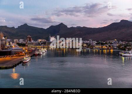 Vista dalla nave da crociera della città, Port Louis, Repubblica di Mauritius, Oceano Indiano Foto Stock