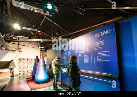 Dresda, Energie Museum Kraftwerk, mostra sull'acqua, i visitatori, Sassonia, Germania Foto Stock