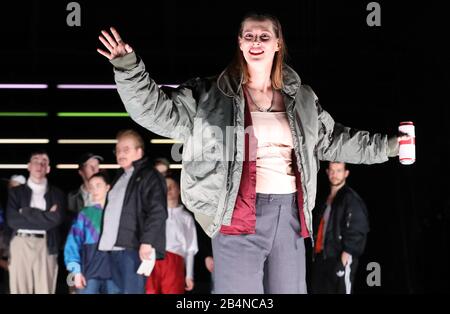 Rostock, Germania. 05th Mar, 2020. Spiegelberg (Sonja Isemer) con la band di ladri nel gioco 'Die Räuber' di Friedrich Schiller, che ha la sua prima il 07.03.2020 nel Volkstheater. Il classico di Sturm und Drang, che fu presentato in anteprima nel 1782, sarà mostrato in collaborazione con tanzland e.V. e giovani compagni-in-armi da Rostock e dintorni. Credito: Bernd Wüstneck/Dpa-Zentralbild/Dpa/Alamy Live News Foto Stock