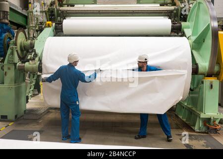 Lussemburgo, Lussemburgo. 06th Mar, 2020. I dipendenti di DuPont tagliano un tessuto non tessuto Tyvenk in una fabbrica. Il materiale viene utilizzato per la produzione di tute protettive, la cui domanda è aumentata bruscamente a livello mondiale con la crescente diffusione del nuovo coronavirus. Credito: Oliver Dietze/Dpa/Alamy Live News Foto Stock