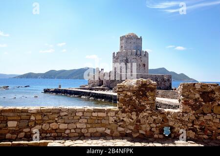 Vista sulla torre Bourtzi nella fortezza di Methóni. Peloponneso Grecia Foto Stock