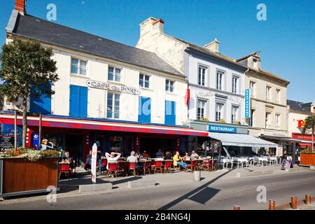 Cafe presso il porto con gli ospiti. Port-en-Bessin-Huppain è un comune del dipartimento del Calvados nella regione della Normandia in Francia. Foto Stock
