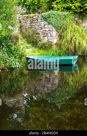 Chiatta verde di fronte a un molo. Pontrieux è un comune della regione della Bretagna nel dipartimento della Côtes-d'Armor nel cantone di Bégard. Si trova sulle rive del fiume Trieux Foto Stock