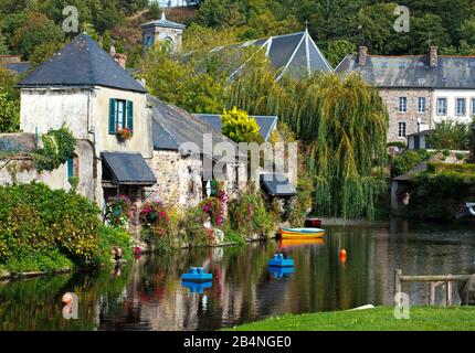 Numerosi lavatoi coperti fiancheggiano il fiume. La 'Petite Cité de caractére' Pontrieux si trova sul fiume Trieux. Comune francese nella regione Bretagna nel dipartimento Cotes-d'Armor del cantone di Bégard. Foto Stock