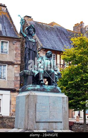 Ernest Renan monumento, protetto da Pallas Athene, sulla Place du Martray. Tréguier è un comune della Côtes-d'Armor dipartimento in Bretagna; Tréguier è la capitale storica del Trégor. Foto Stock