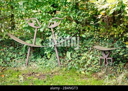 Posti a sedere dal design artistico nel giardino del Château de la Roche-jagu. Suggestivo castello gotico del 15th secolo con lussureggianti giardini paesaggistici. Sulla Côtes-d'Armor in Bretagna in Francia Foto Stock