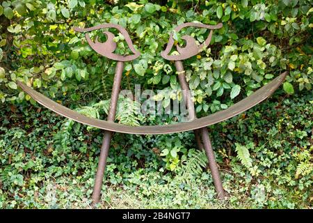 Posti a sedere dal design artistico nel giardino del Château de la Roche-jagu. Suggestivo castello gotico del 15th secolo con lussureggianti giardini paesaggistici. Sulla Côtes-d'Armor in Bretagna in Francia Foto Stock