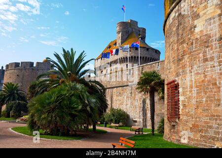 Saint-Malo è una città portuale sulla Costa d–´Emeraude in Bretagna, nella Francia nord-occidentale. Vista esterna della suggestiva parete della città 'Ville Close'. Con lo Chateau de la Duchesse Anne. Foto Stock