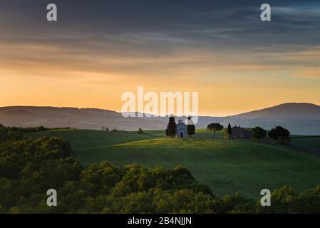 Paesaggio toscano con la piccola cappella della Madonna di Vitaleta, San Quirico d'Orcia, Val d'Orcia, Toscana, Italia Foto Stock