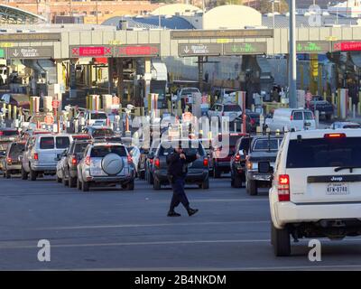 Traffico di pendolari mattutino che entra a El Paso, Texas da Ciudad Juarez, Chihuahua, uscendo da Paso del Norte / Stanton Street Bridge Foto Stock