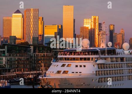 Inghilterra, Londra, Docklands, Silversea Cruises nave di lusso Silver Wind passando da Canary Wharf Skyline e il fiume Tamigi Foto Stock