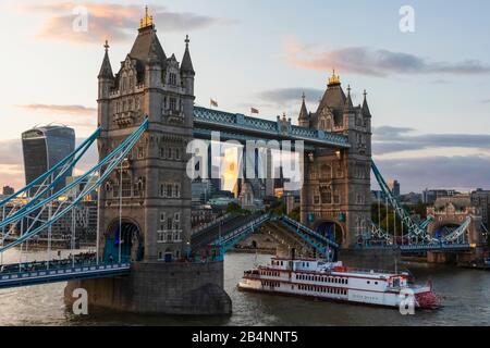 Inghilterra, Londra, il Tower Bridge, il Tamigi battello da crociera Dixie Queen passando per aprire il Tower Bridge Foto Stock