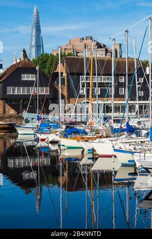 Inghilterra, Londra, Wapping, yacht ormeggiati in St.Katharine Docks Marina con il Coccio in background Foto Stock