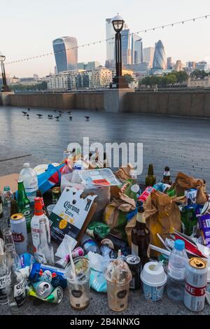 Inghilterra, Londra, Southwark, Potters Campo, Pila di spazzatura e la City of London Skyline Foto Stock