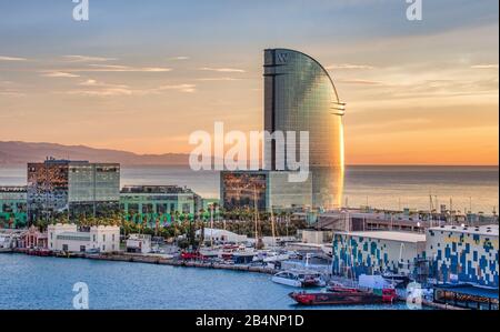 Spagna, Catalogna, Barcellona, Porto Vecchio, Skyline, Alba, Vela Hotel Foto Stock