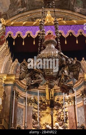 L'altare maggiore. La co-cattedrale di San Giovanni è una co-cattedrale cattolica romana a la Valletta, Malta. Foto Stock