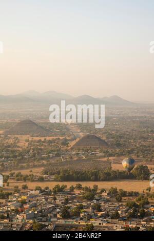 Mongolfiera sulle Piramidi a Teotihuacan, Messico Foto Stock