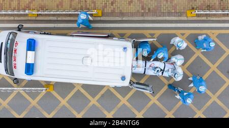 Pechino, La Provincia Cinese Di Hubei. 6th Mar, 2020. In questa foto aerea, gli operatori sanitari trasportano un paziente COVID-19 nella sala TC presso un ospedale affiliato al Tongji Hospital di Wuhan, capitale della provincia Hubei della Cina centrale, 6 marzo 2020. Gli operatori sanitari hanno corso contro il tempo in prima linea nella lotta contro la nuova epidemia di coronavirus a Wuhan. Credito: Cai Yang/Xinhua/Alamy Live News Foto Stock