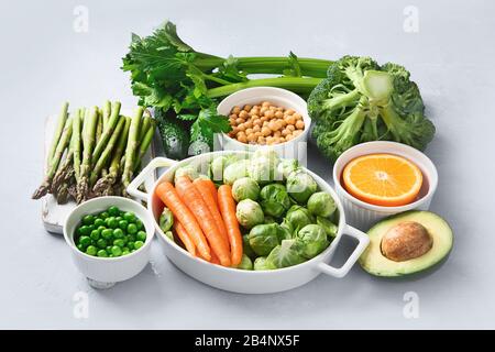Dieta vegana alimentare. Selezione di fonti ricche di fibra cibo vegan. Alimenti ad alto contenuto di proteine vegetali, vitamine, minerali, antocianine, antiossidanti. Foto Stock