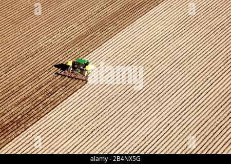 American Falls, Idaho, USA 17 aprile 2015 una vista aerea delle macchine agricole che piantano patate nei fertili campi agricoli dell'Idaho. Foto Stock