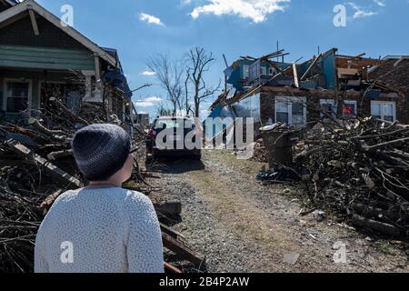 Nashville, Tennessee, Stati Uniti. 6th Mar, 2020. Come Nichole Stephenson guarda che cosa era una volta la sua casa a East Nashville, TN, si domanda come è sopravvissuta quando un tornado lo ha strappato a parte il marzo 3rd, 2020 come ha preso la copertura sul 2nd piano. Credito: Lisseth Norton/Zuma Wire/Alamy Live News Foto Stock