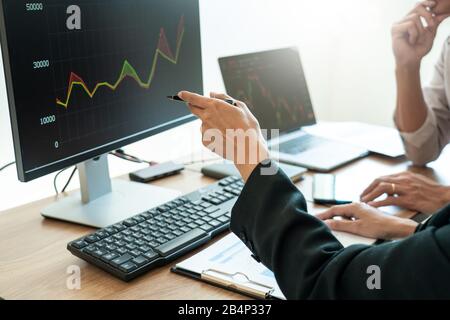 Business team investimento imprenditore Trading discussione e analisi grafico mercato azionario in trader ufficio. Concetto di cambio finanziario aziendale. Foto Stock