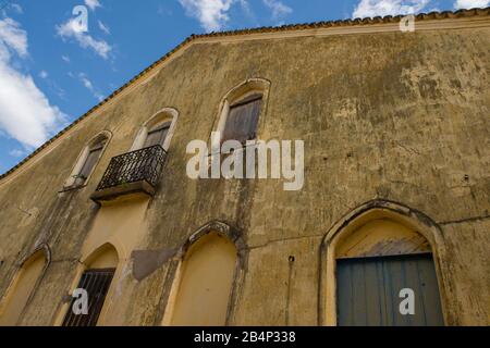 Barbalha, Ceará, Brasile - 03 giugno 2016: Facciata gialla della vecchia casa coloniale Foto Stock