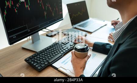 Business team investimento imprenditore Trading discussione e analisi grafico mercato azionario in trader ufficio. Concetto di cambio finanziario aziendale. Foto Stock