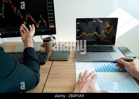 Business team investimento imprenditore Trading discussione e analisi grafico mercato azionario in trader ufficio. Concetto di cambio finanziario aziendale. Foto Stock