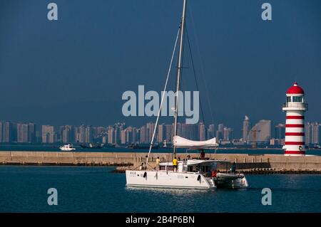 Il catamarano Hao Xiong di uscire in mare da Sanya serenità della Marina. Isola di Hainan in Cina. Foto Stock