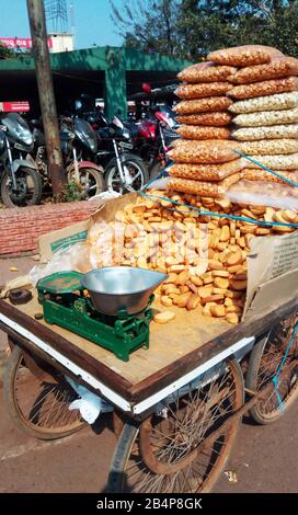 Road Side snack stall vicino alla stazione ferroviaria del 22 febbraio 2020 Bhubaneswar Odisha India Foto Stock