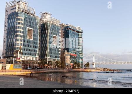 Busan, Corea del Sud - 16 marzo 2018: Paesaggio urbano della città di Busan, hotel moderni sulla costa del mare Foto Stock