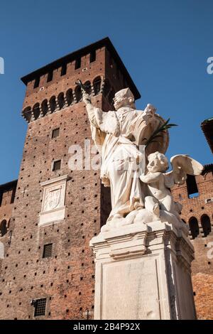 Milano, Italia - 19 gennaio 2018: Statua di San Giovanni Nepomuk nel cortile del Castello Sforzesco Foto Stock