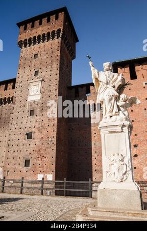 Milano, Italia - 19 gennaio 2018: Statua di San Giovanni Nepomuk nel cortile del Castello Sforzesco di Milano Foto Stock