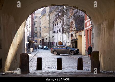 06-03-2020 riga, Lettonia Parcheggio di automobili vicino al marciapiede per i pedoni, le automobili si trovano in fila sul parcheggio nella città vecchia Foto Stock